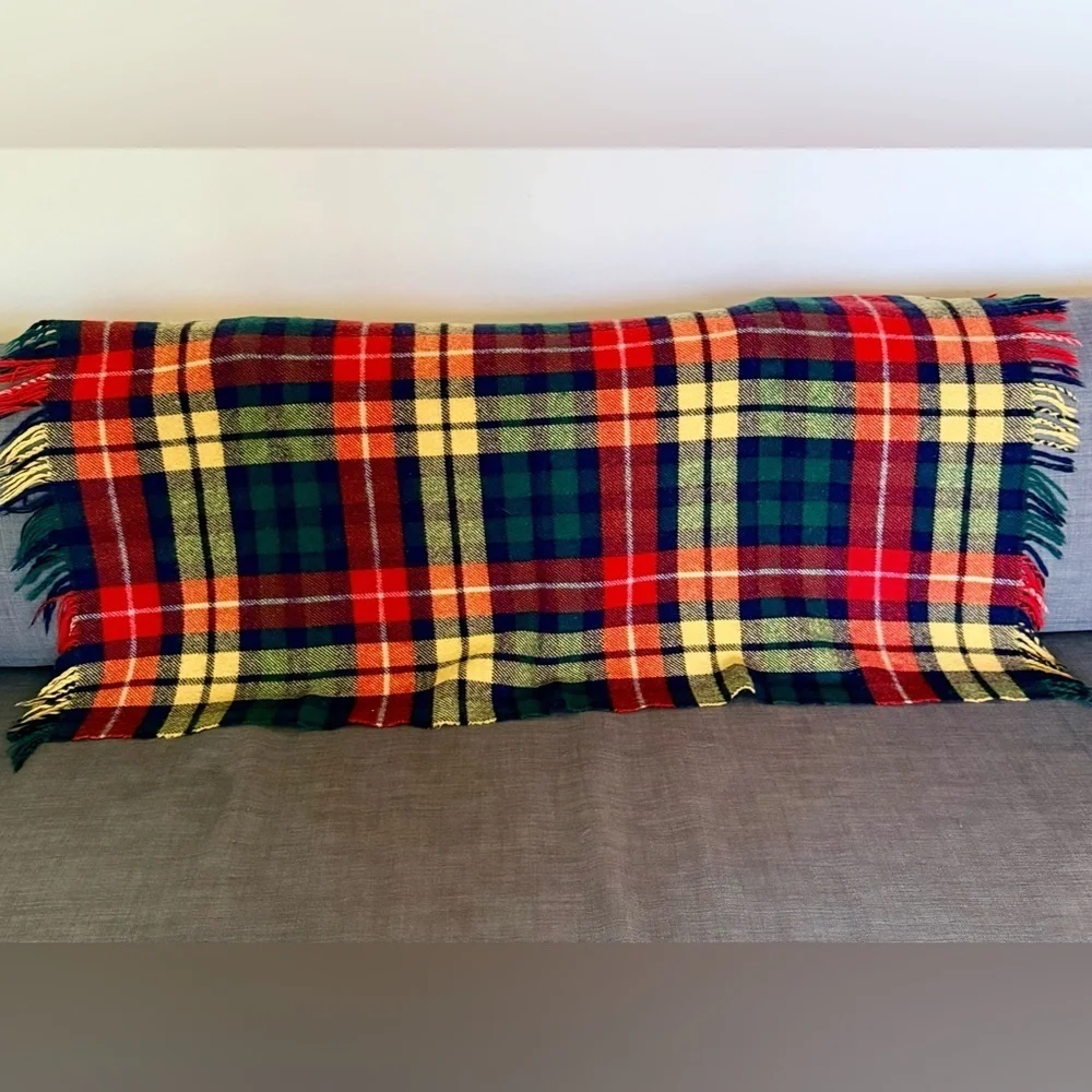 Vintage 70’s Archie Brown and Sons 100% wool tartan plaid blanket scarf 48x36 in